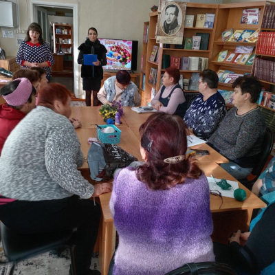  Библиотека отметила День бабушек и дедушек с вязанием и улыбками!