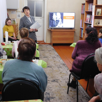 Литературно-музыкальная гостиная «Вдохновение» собралась накануне большого праздника Дня матери