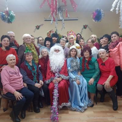 Активное долголетие. Под Новый год клуб «Вечерка» превратился в настоящий праздник добра и тепла…